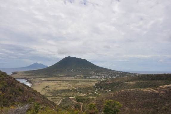 O vulcão The Quill e a cidade de Oranjestad aos seus pés, em Sint Statius - Caribe. Ao fundo, St. Kitts
